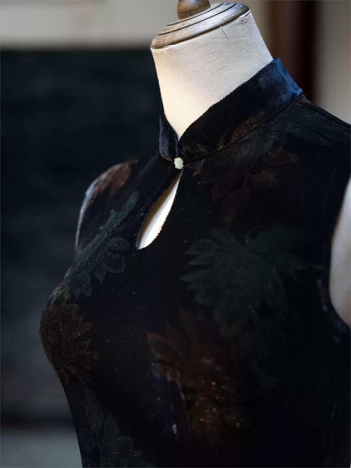 Ya Cao Floral Velvet Keyhole Sleeveless Cheongsam