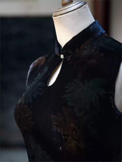 Ya Cao Floral Velvet Keyhole Sleeveless Cheongsam