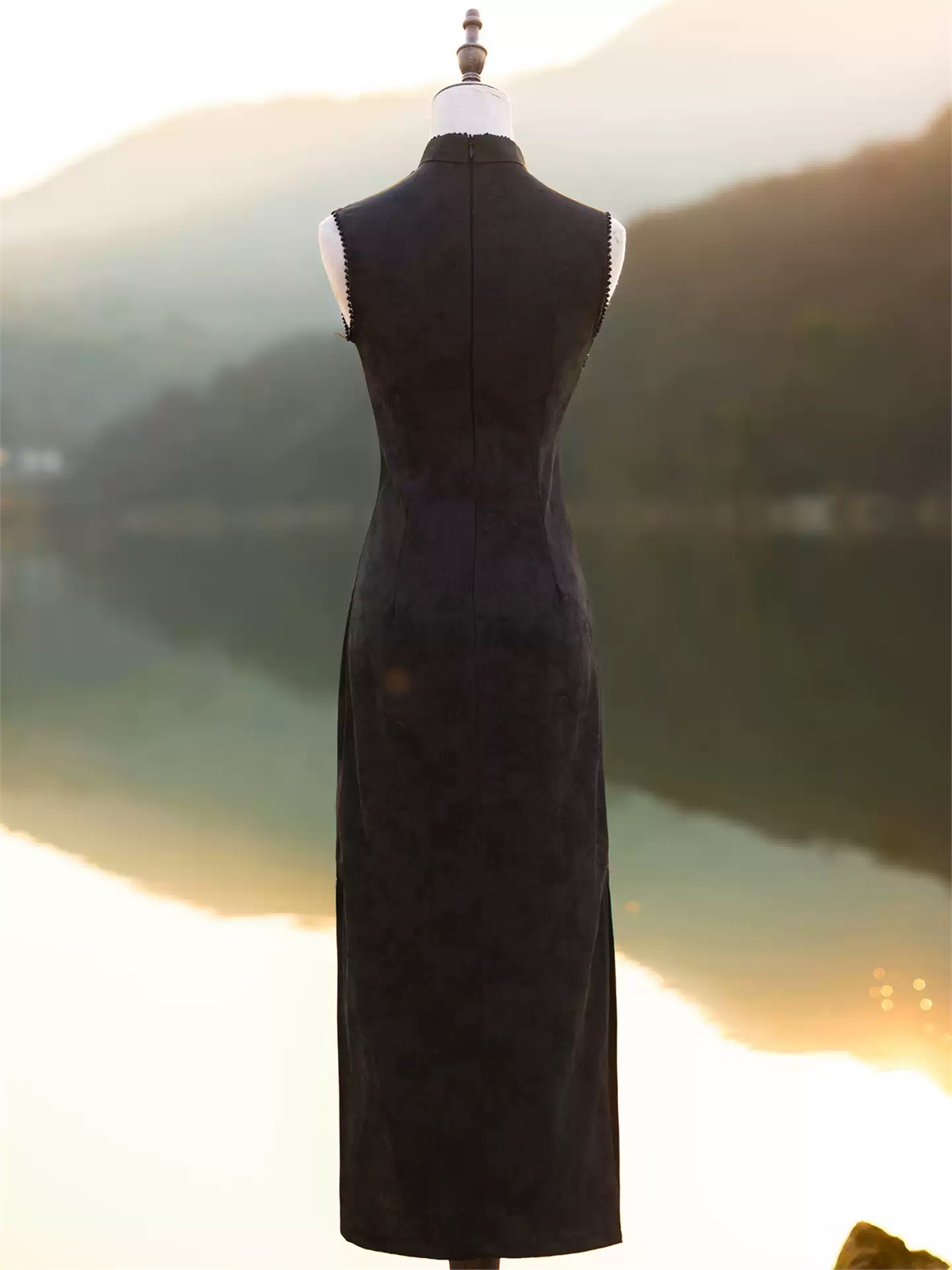 Ya Chang Sleeveless Jacquard Cheongsam