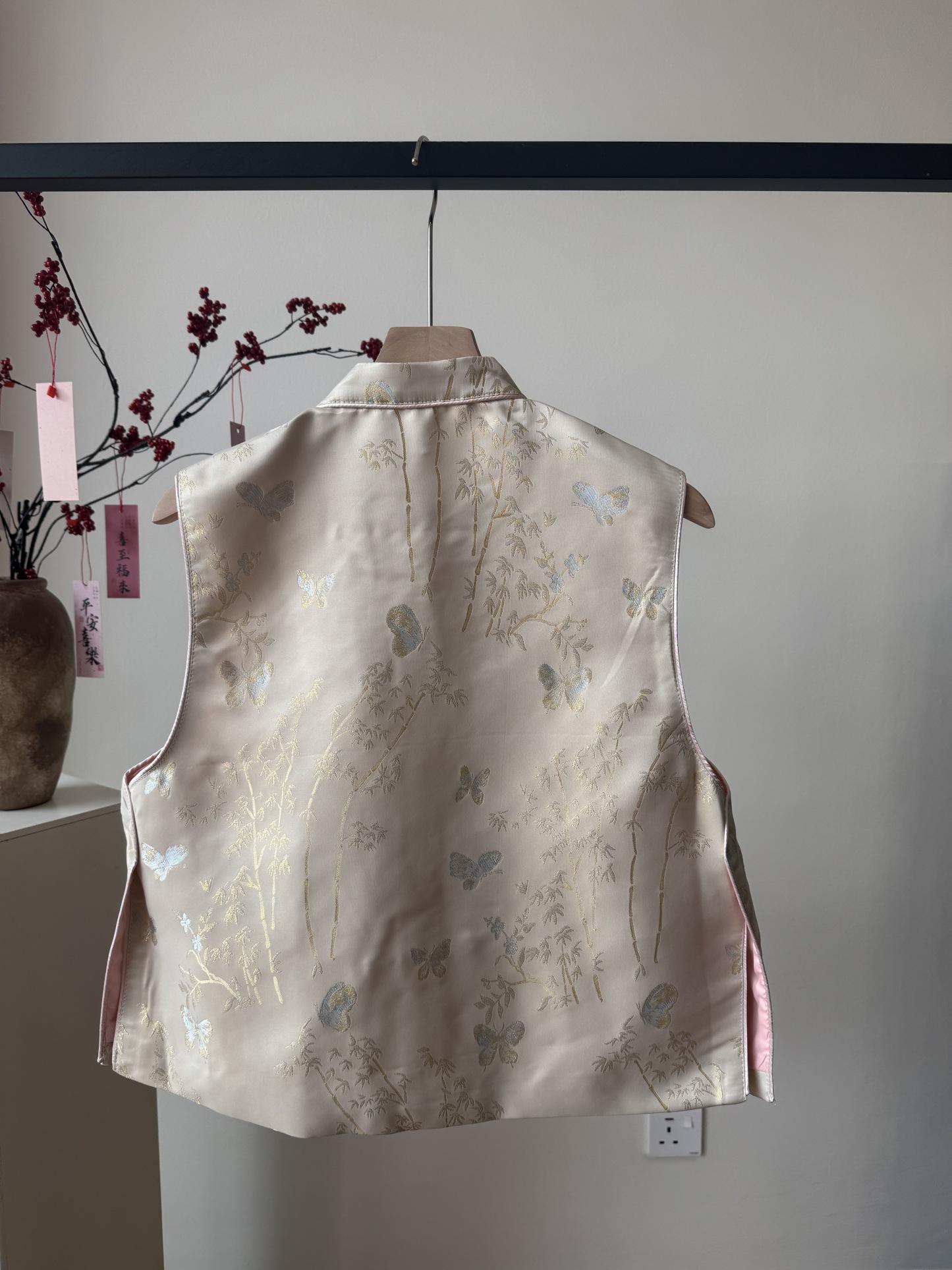 Shuang Er Oriental Vest