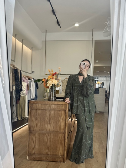 Wirenth Graphic Print Long Sleeve Top