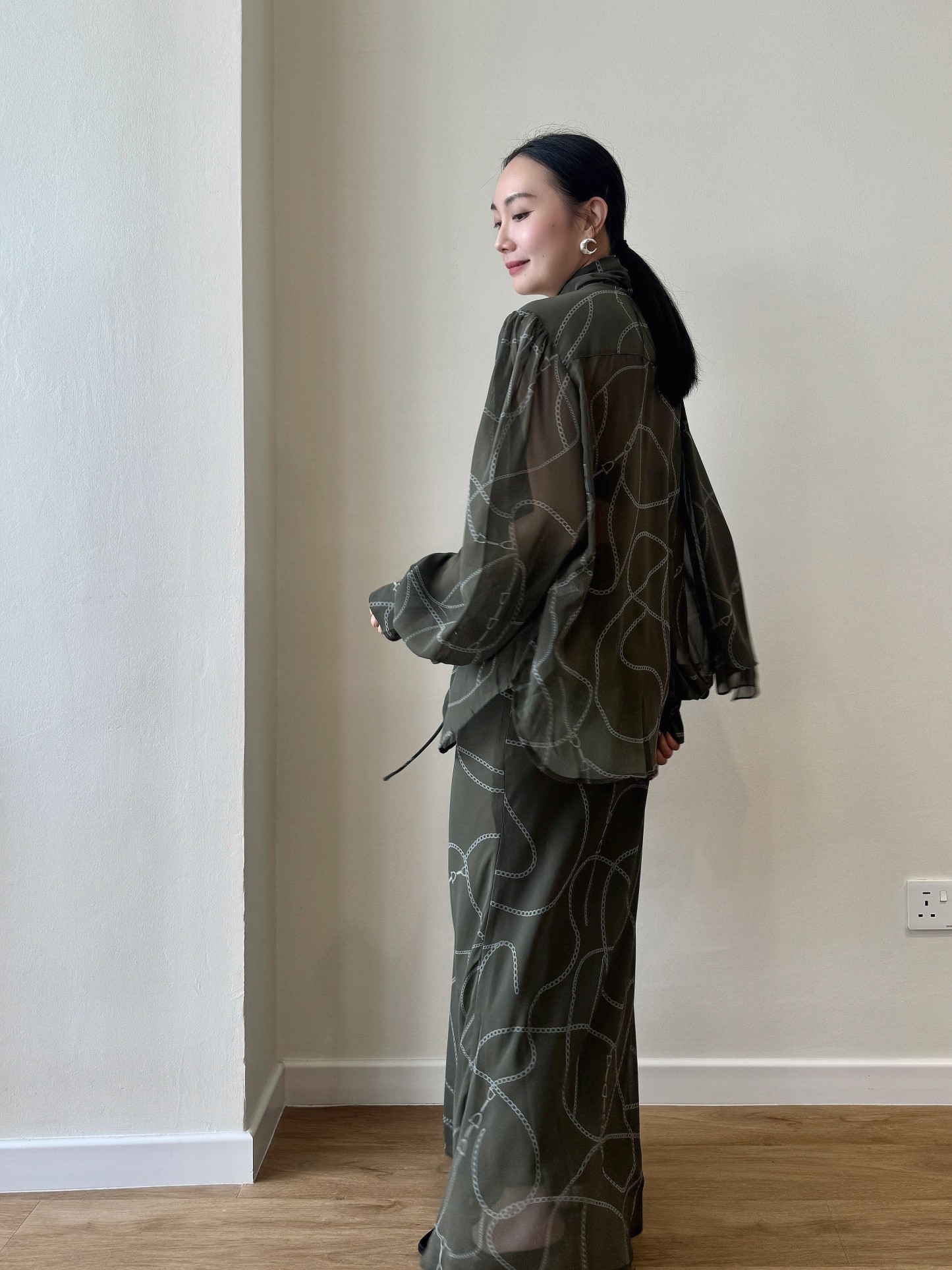 Wirenth Graphic Print Long Sleeve Top