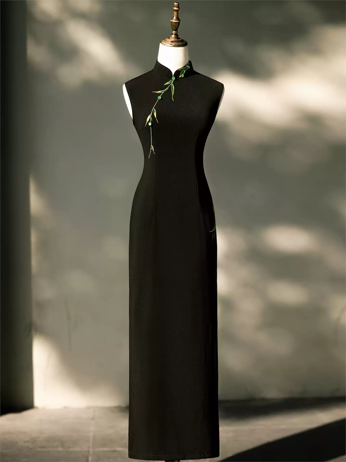 Yun Cha Floral Embroidered Sleeveless Knit Cheongsam