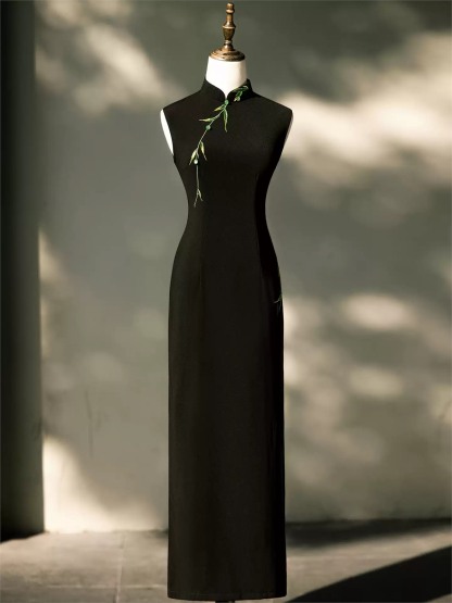 Yun Cha Floral Embroidered Sleeveless Knit Cheongsam