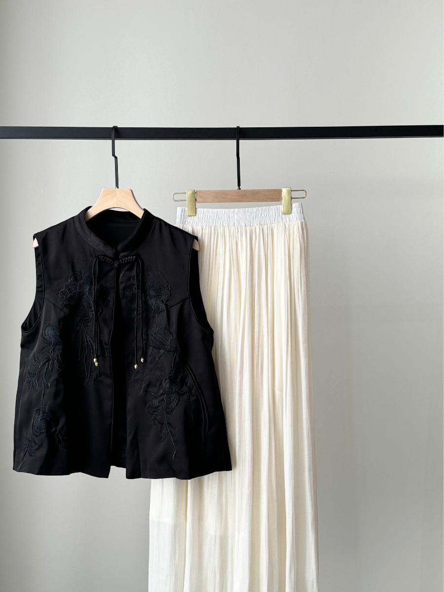 Mo Er Oriental Embroidery Vest-The Black Bow-