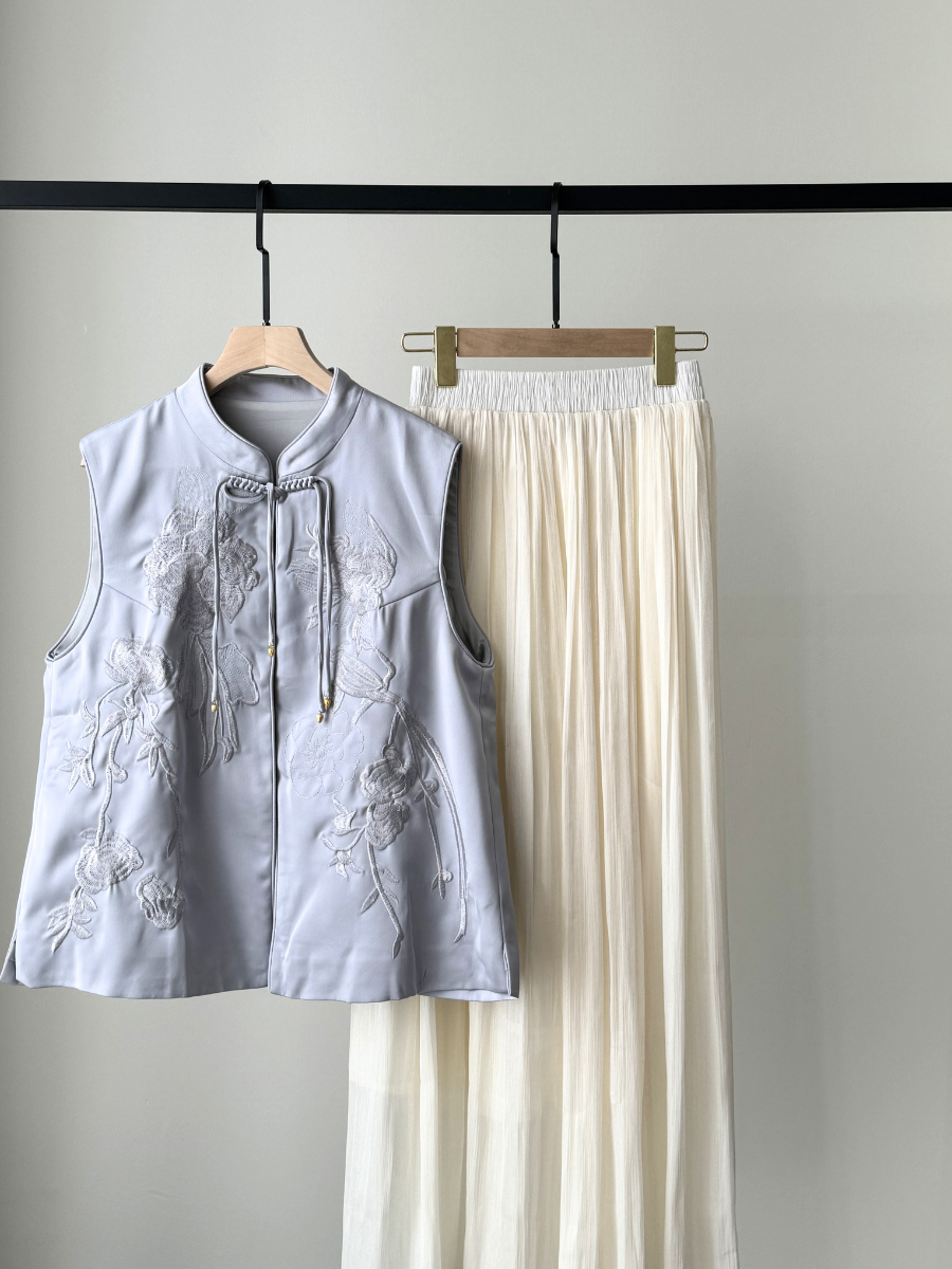 Mo Er Oriental Embroidery Vest-The Black Bow-