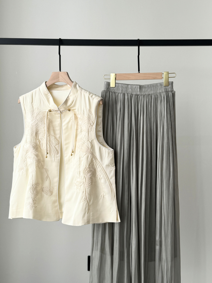 Mo Er Oriental Embroidery Vest-The Black Bow-