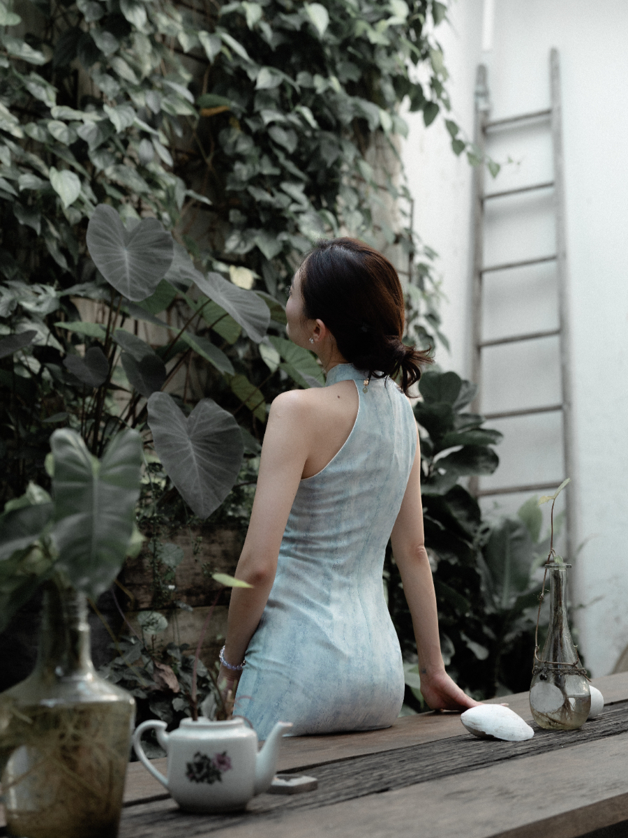 Shuang Han Ribbon Tie Halter Neck Cheongsam