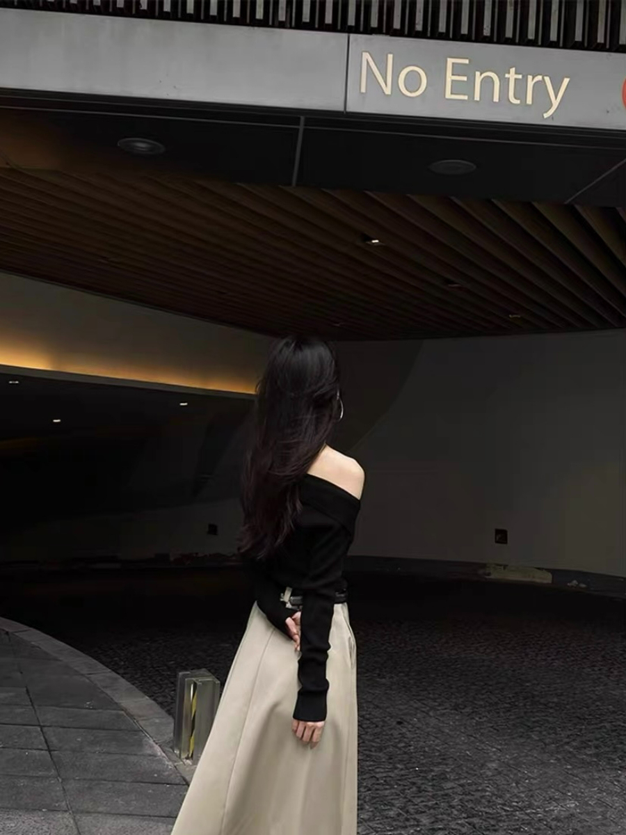 Fabian Queen Anne Collar Long Sleeves Knit Top