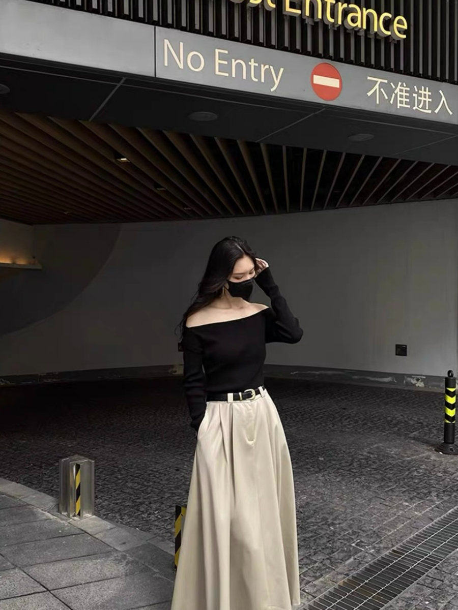 Fabian Queen Anne Collar Long Sleeves Knit Top