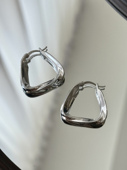 Yu-Mi Minimalist Hoop Earrings