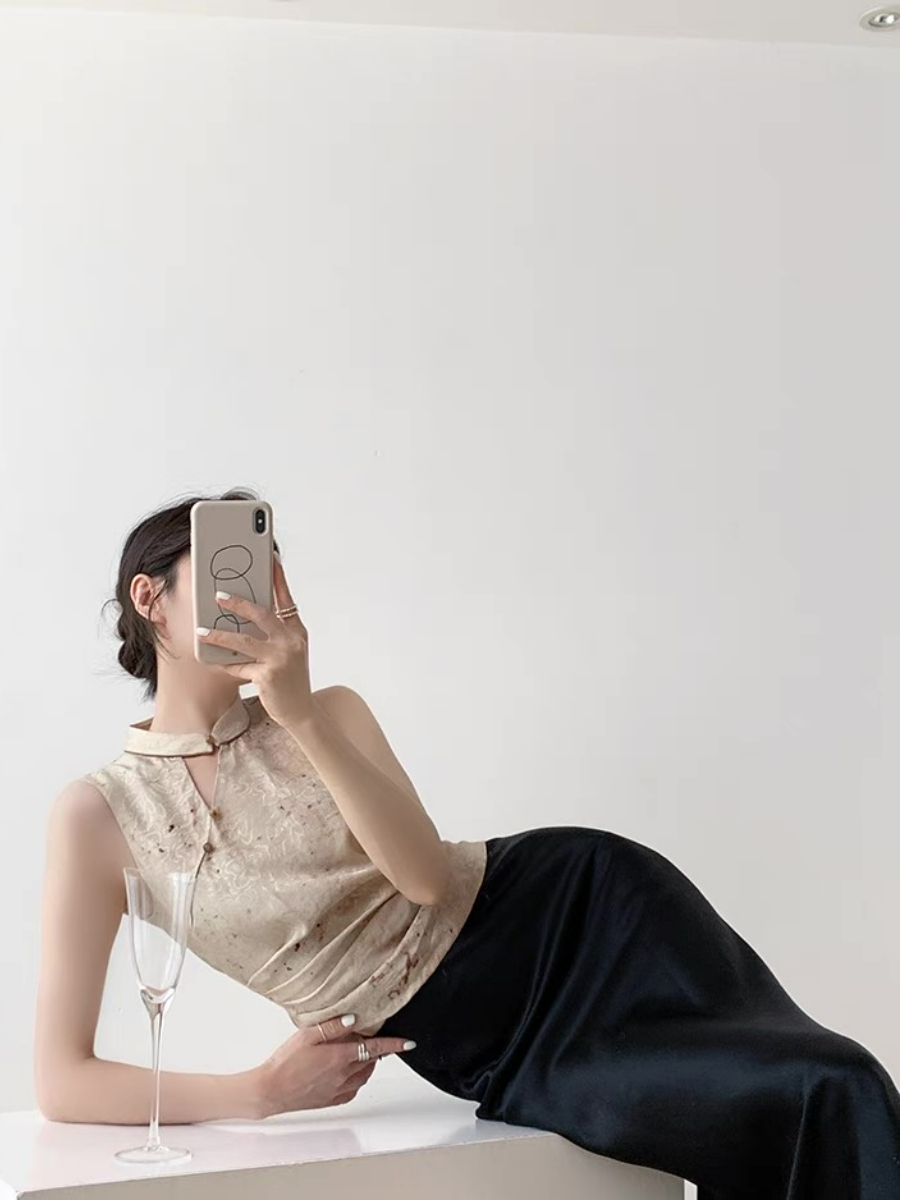 Xin Xin Sleeveles Oriental Top