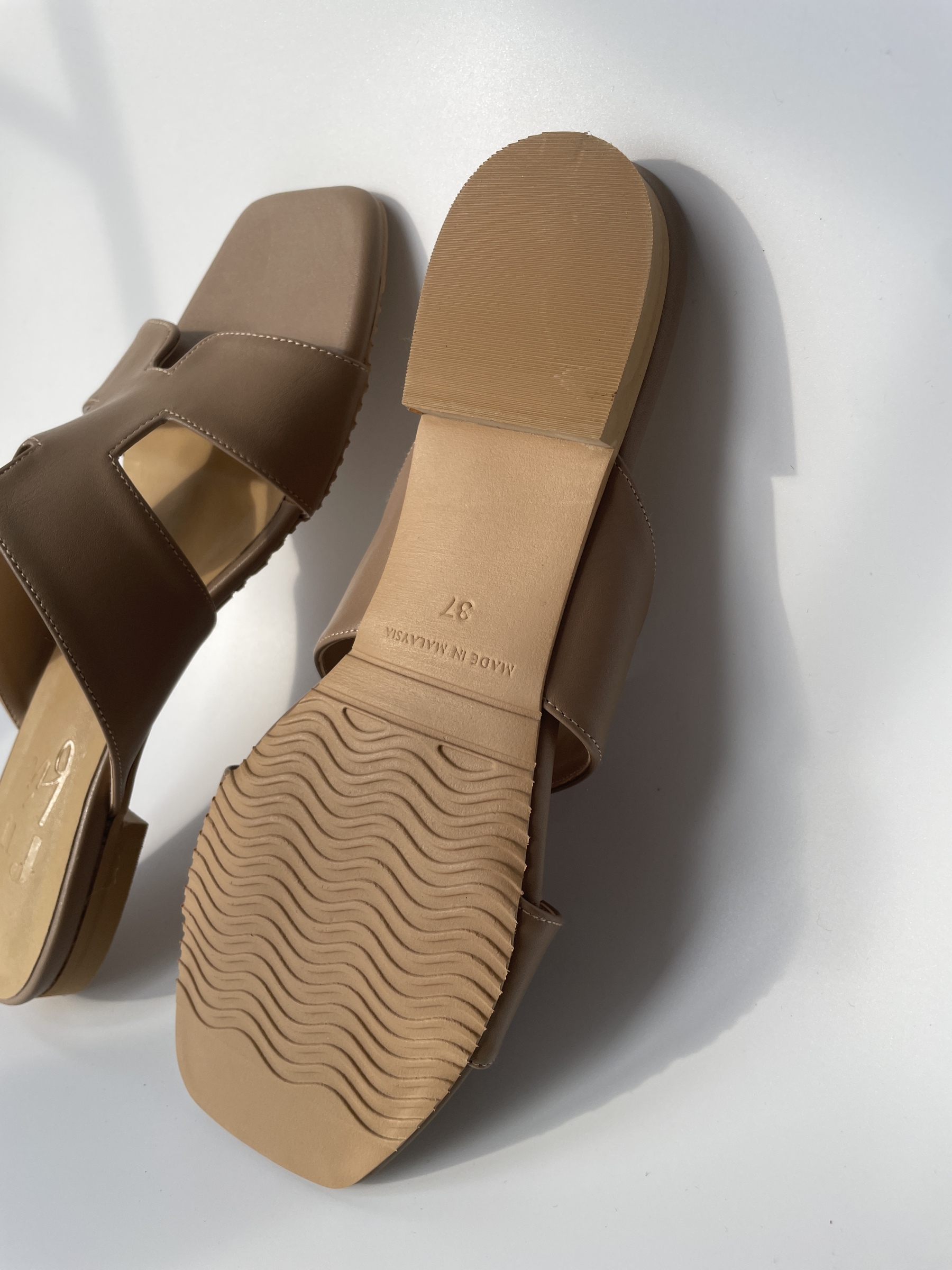 Louisé Geometric Sandal-Sand Beige-The Black Bow-
