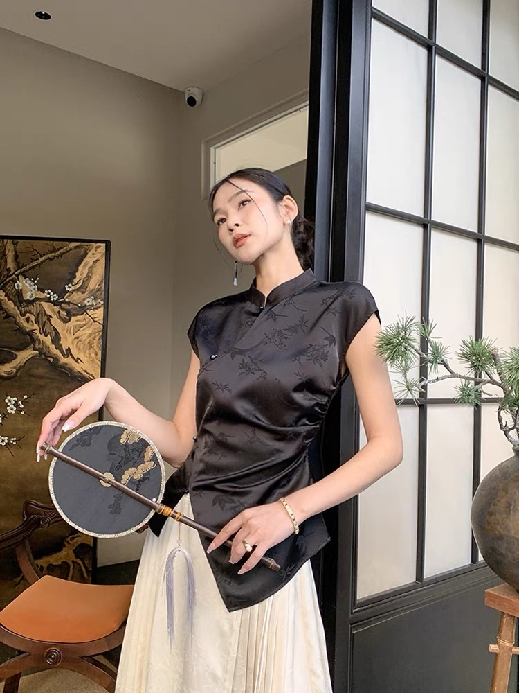 Cang Fen Asymmetric Oriental Top-The Black Bow-