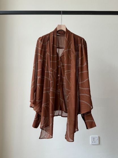 Wirenth Graphic Print Long Sleeve Top