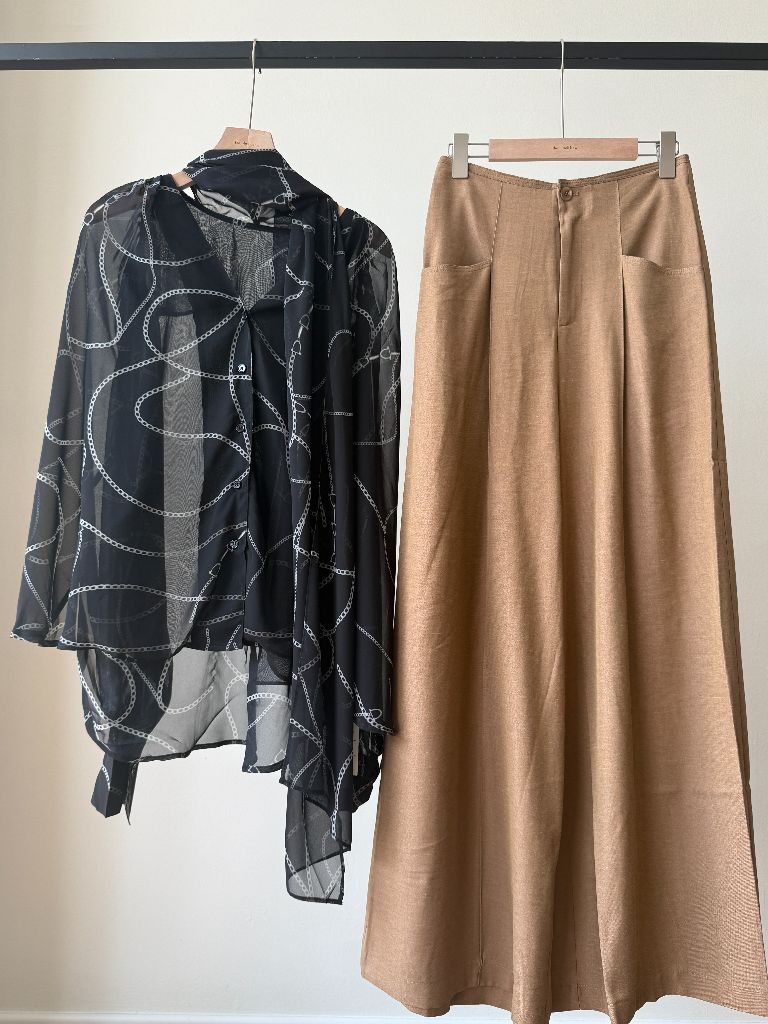 Wirenth Graphic Print Long Sleeve Top