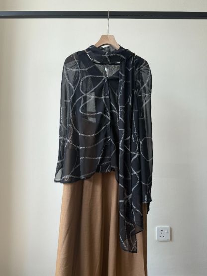 Wirenth Graphic Print Long Sleeve Top