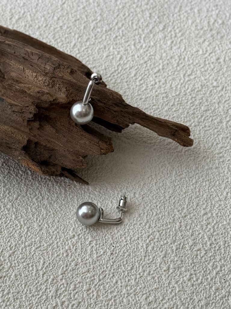 Ye-Jin Single Pearl Drop Earrings