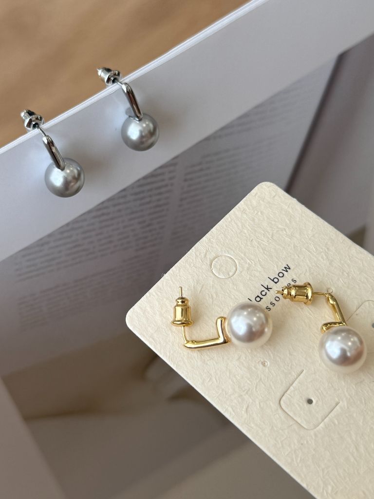 Ye-Jin Single Pearl Drop Earrings