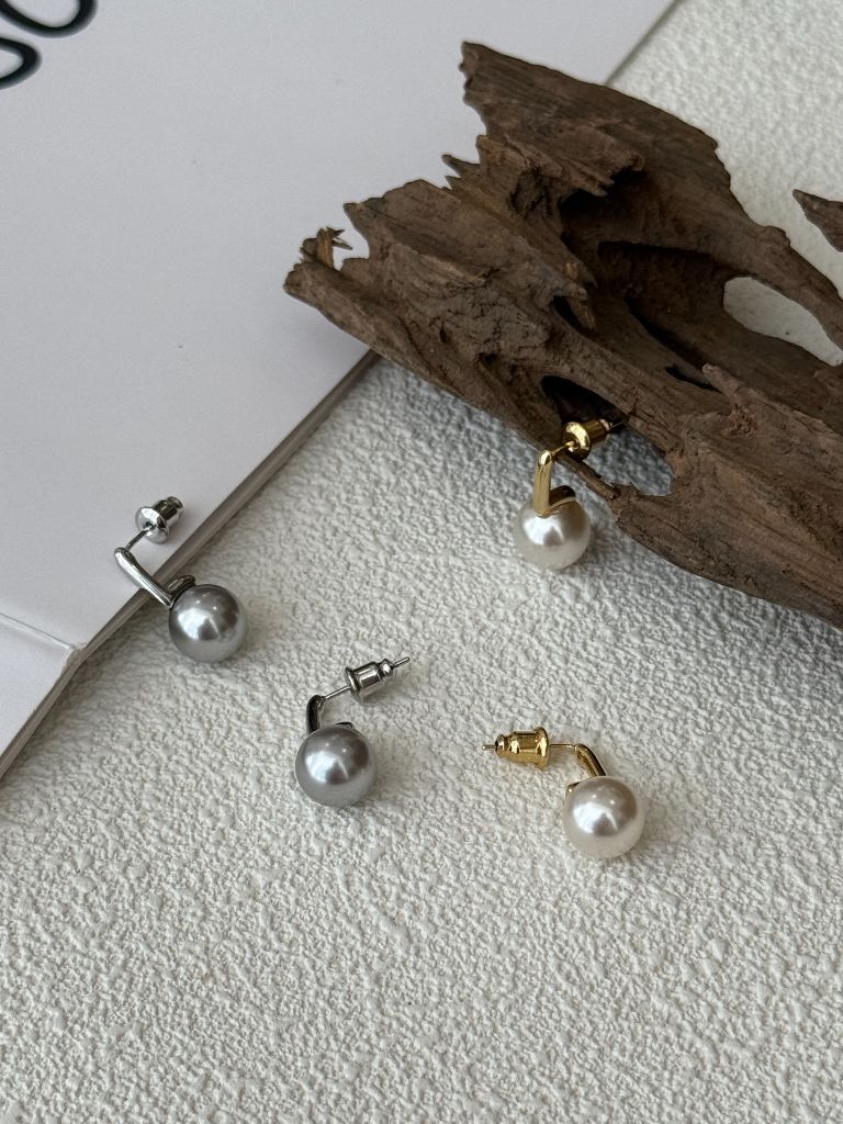 Ye-Jin Single Pearl Drop Earrings