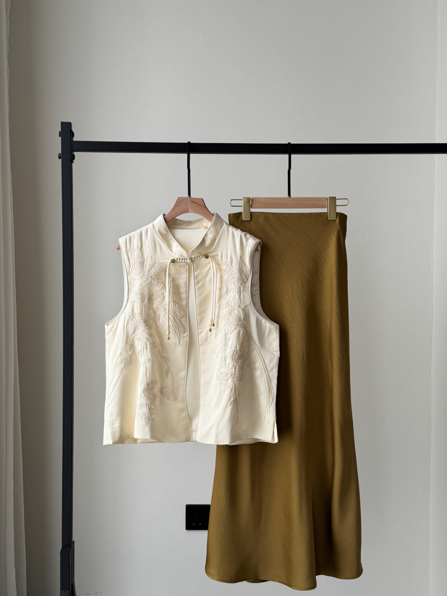 Audrey Textured Satin Bias Cutting Skirt-The Black Bow-