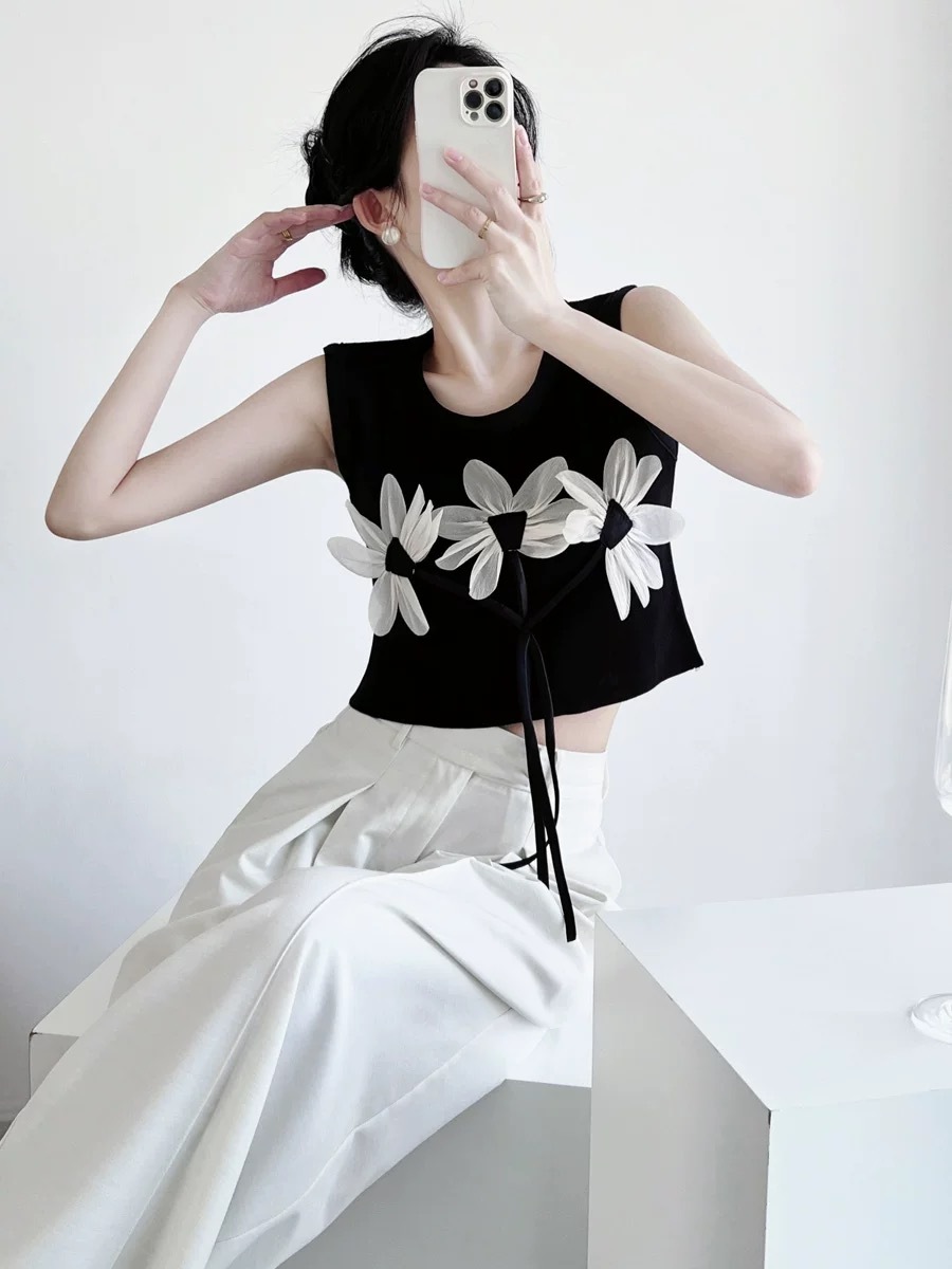 Grace 3D Flower Sleeveless Top-The Black Bow-