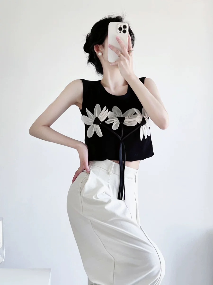Grace 3D Flower Sleeveless Top-The Black Bow-