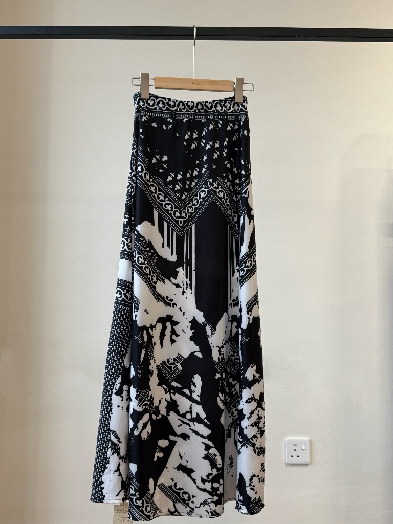 Micah Graphic Printing Skirt (Discounted-M/Free size)