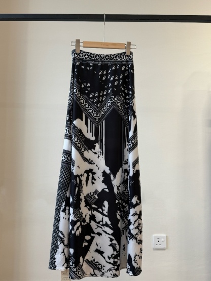 Micah Graphic Printing Skirt (Discounted-M/Free size)