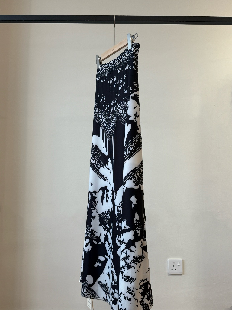 Micah Graphic Printing Skirt (Discounted-M/Free size)