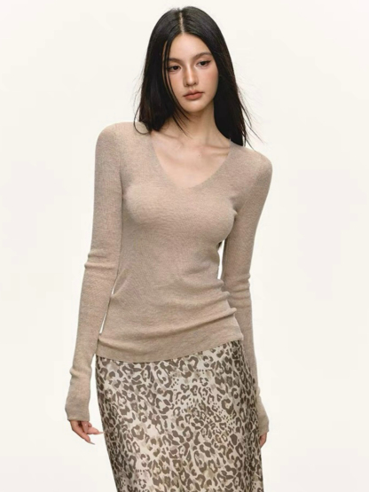 Dee V-Collar Knit Top