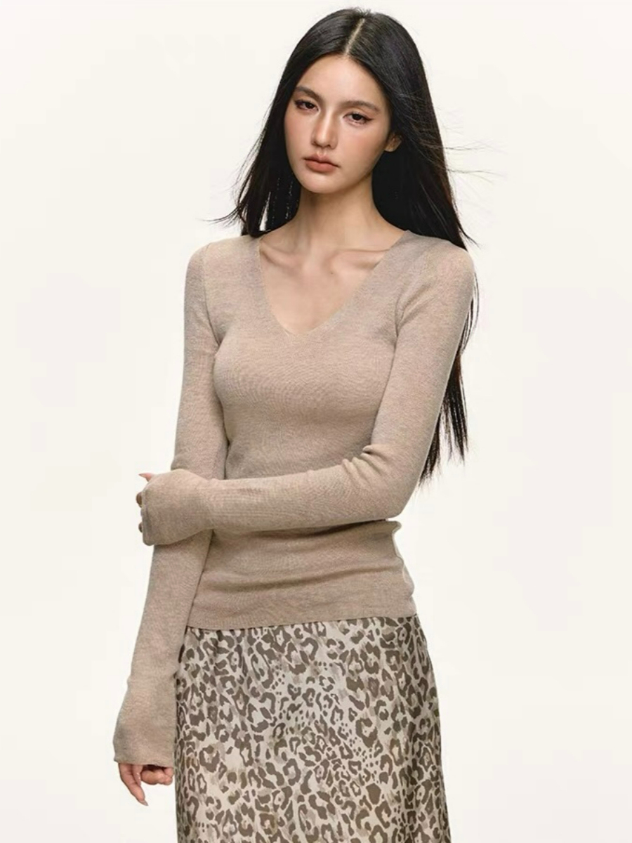 Dee V-Collar Knit Top