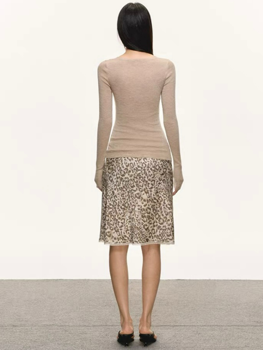 Dee V-Collar Knit Top