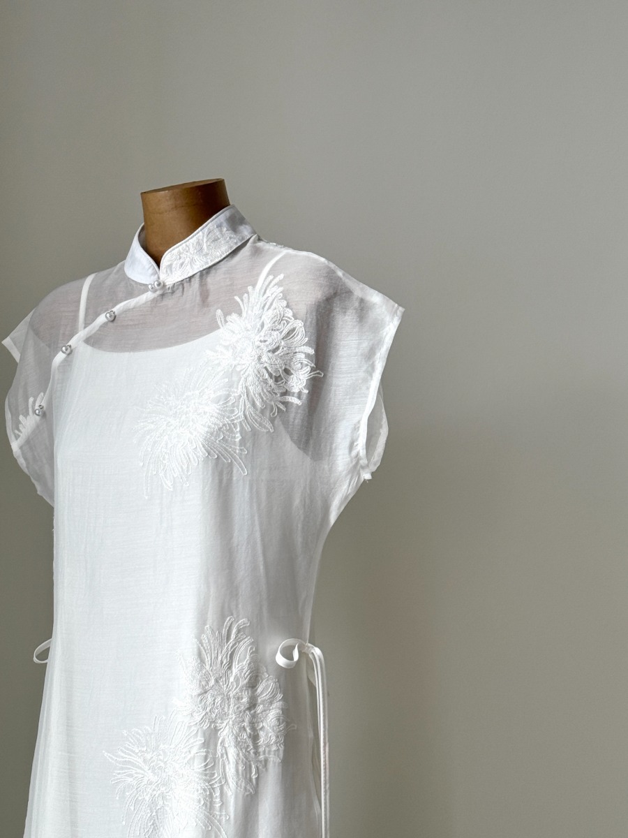 Zi Wei Two Piece Set Graceful Embroided Sheer Oriental Dress-The Black Bow-