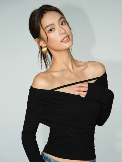 Beverlie V-Collar Top-The Black Bow-