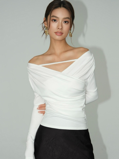 Beverlie V-Collar Top-The Black Bow-