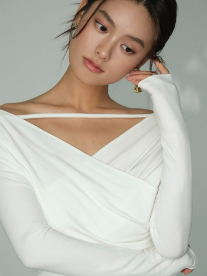 Beverlie V-Collar Top-The Black Bow-