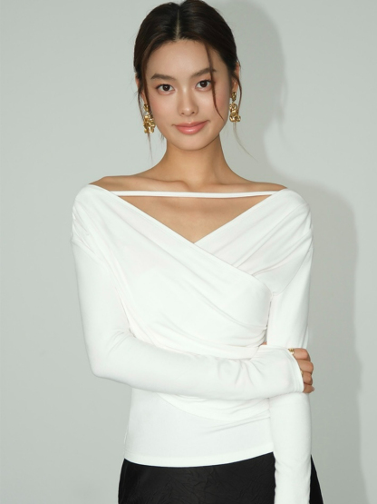 Beverlie V-Collar Top-The Black Bow-
