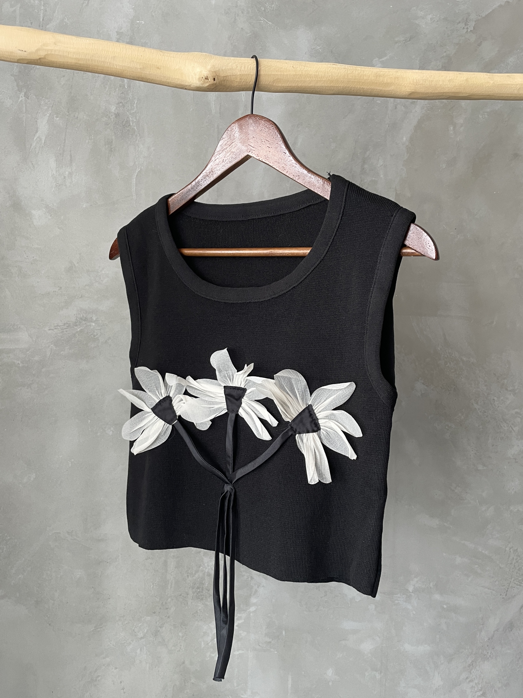 Grace 3D Flower Sleeveless Top-The Black Bow-