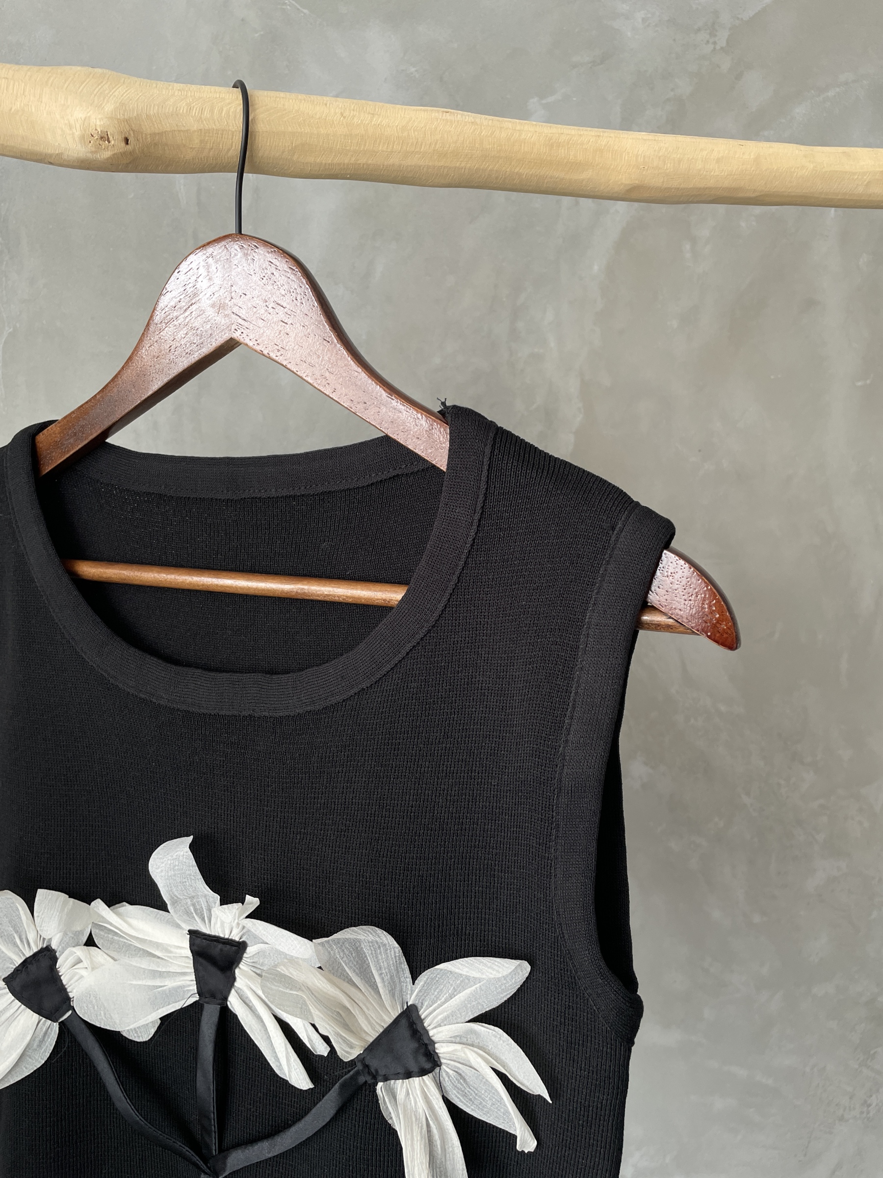 Grace 3D Flower Sleeveless Top-The Black Bow-