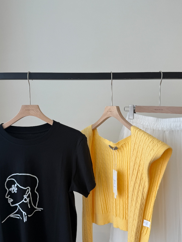 Vivian Graphic Tee