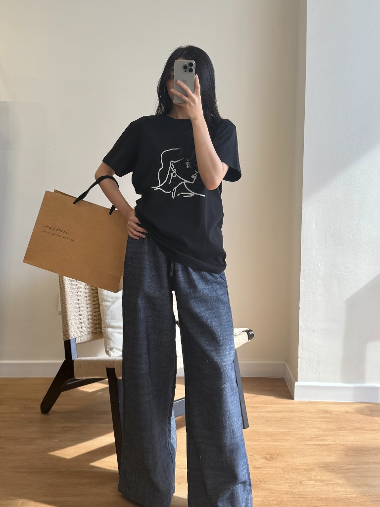 Vivian Graphic Tee