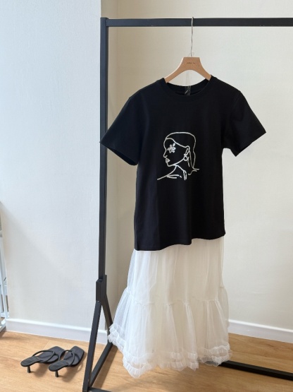 Vivian Graphic Tee