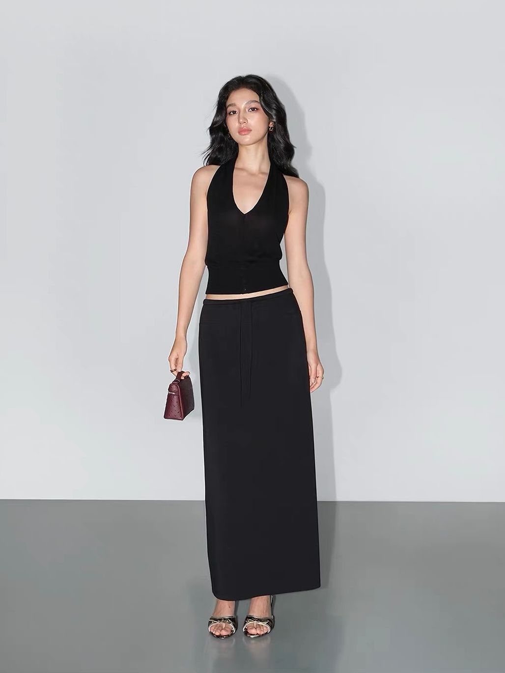 Vale Deep-V Neck halter Knit Top