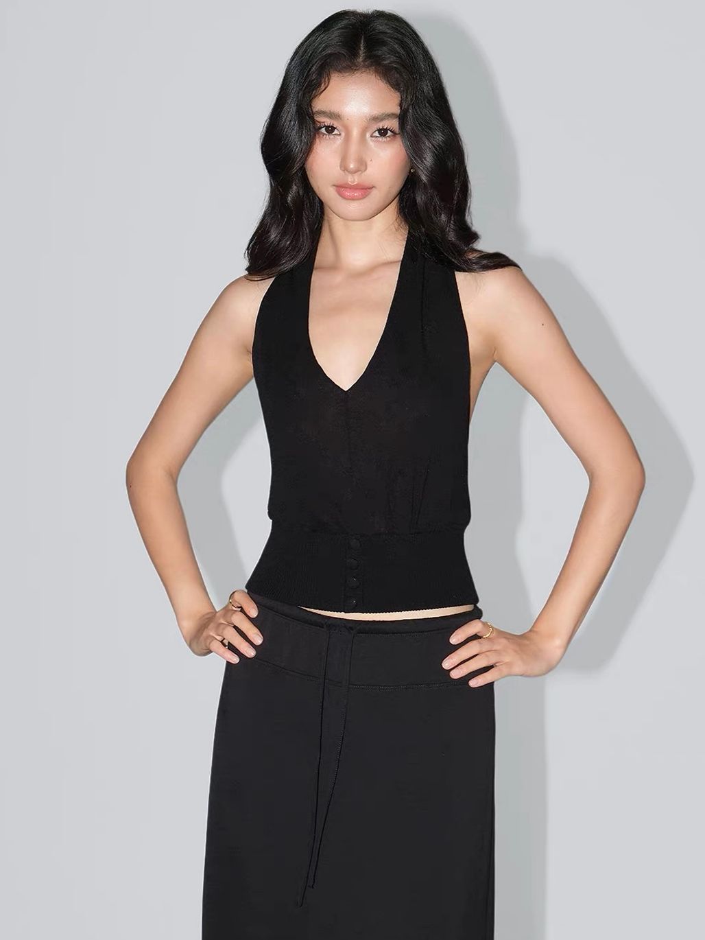 Vale Deep-V Neck halter Knit Top