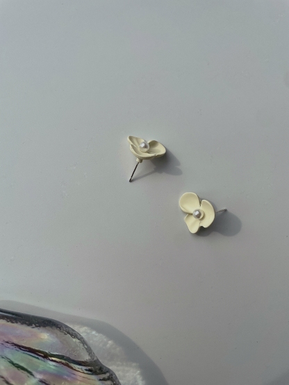Hae-Hye Lil Flower Ear Studs-The Black Bow-