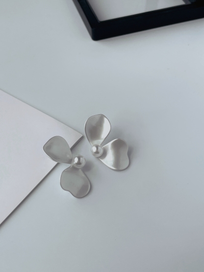 Sang-Hee Petal Ear Studs (Rejected)-The Black Bow-