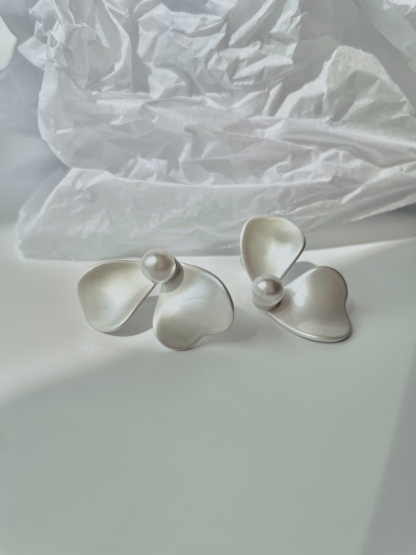 Sang-Hee Petal Ear Studs (Rejected)-The Black Bow-