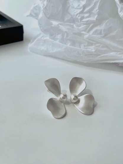 Sang-Hee Petal Ear Studs (Rejected)-The Black Bow-