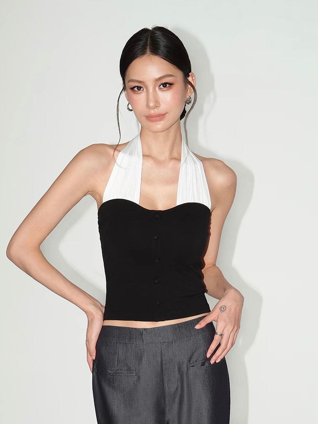 Vaeh Contrast Halter Sweetheart Knit Top